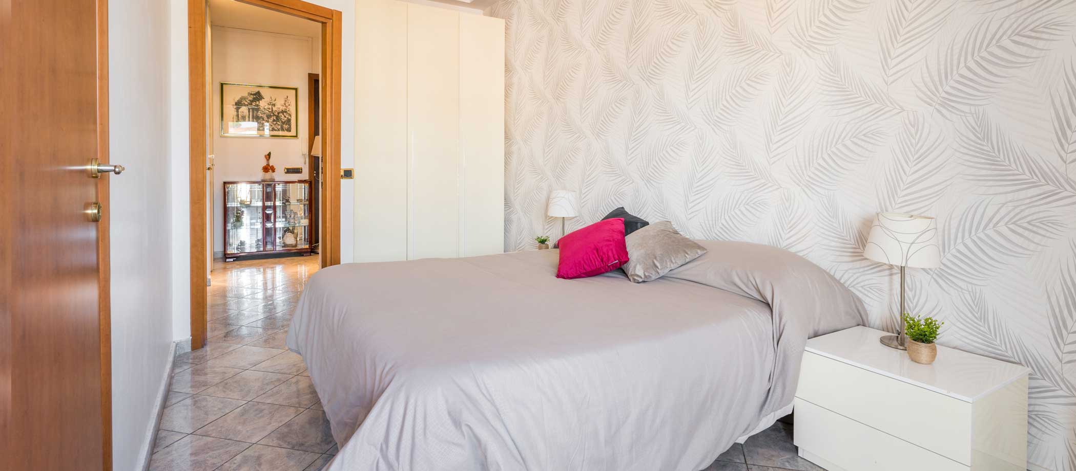 Bed & breakfast camere dove dormire vicino al Palalottomatica a Roma con ogni comfort. B&B Portuense camera da letto con bagno interno zona fiera